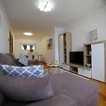 Playa Arbeyal & Garaje Apartman